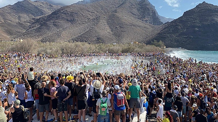 Miles de personas se tiran al Charco justo después del volador de las cinco de la tarde.