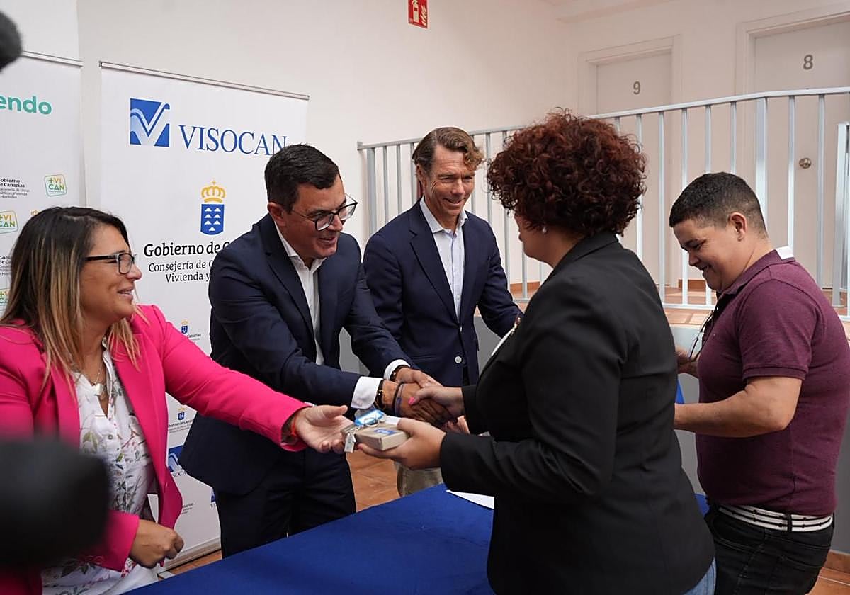 El Gobierno entrega las llaves de nuevas viviendas en Ingenio: «Llevamos esperando esto mucho tiempo»