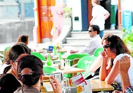 Fumadores en la terraza de una cafetería.