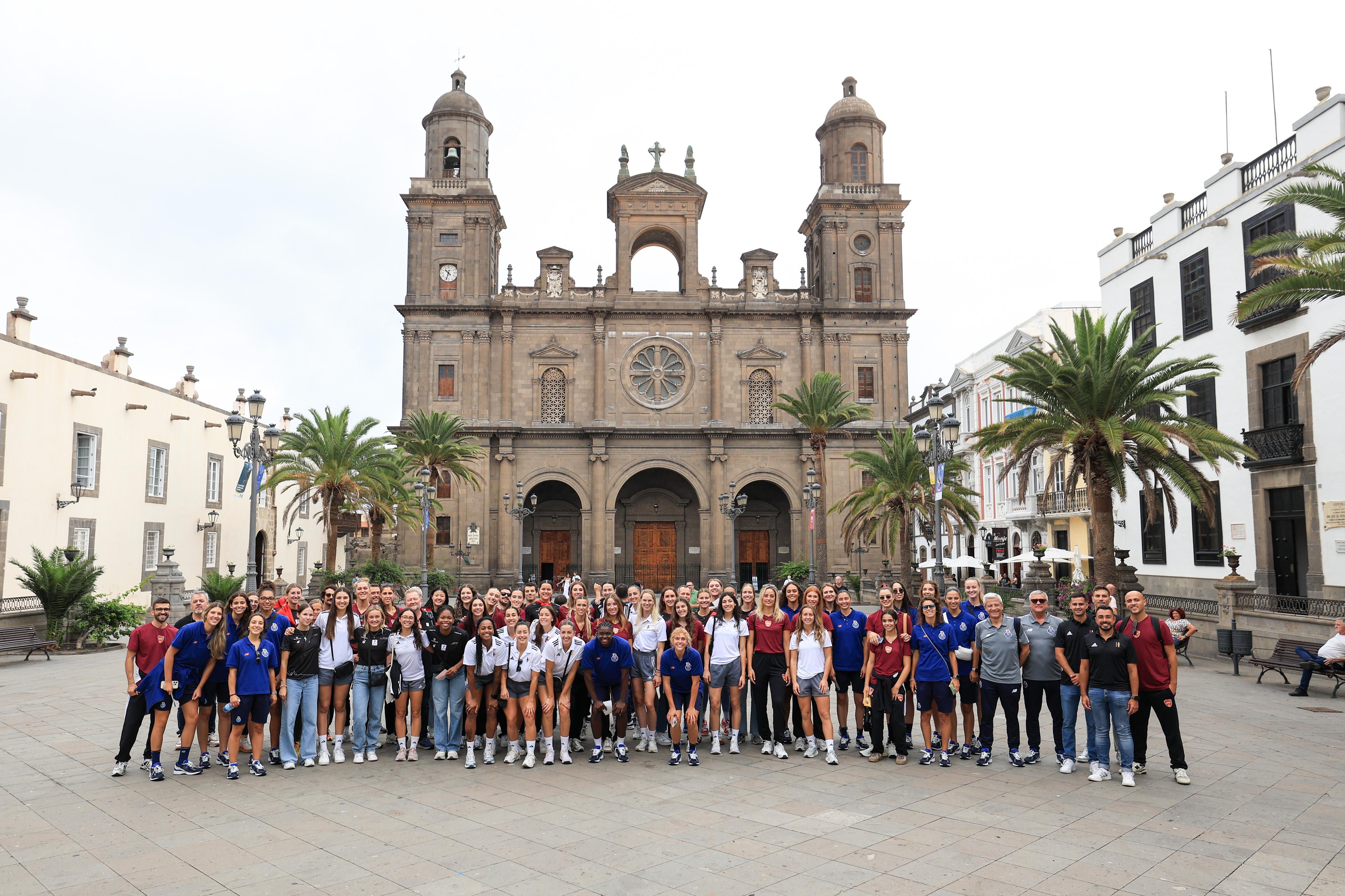 Imagen con las plantillas participantes del torneo junto a la Catedral de Las Palmas de Gran Canaria.
