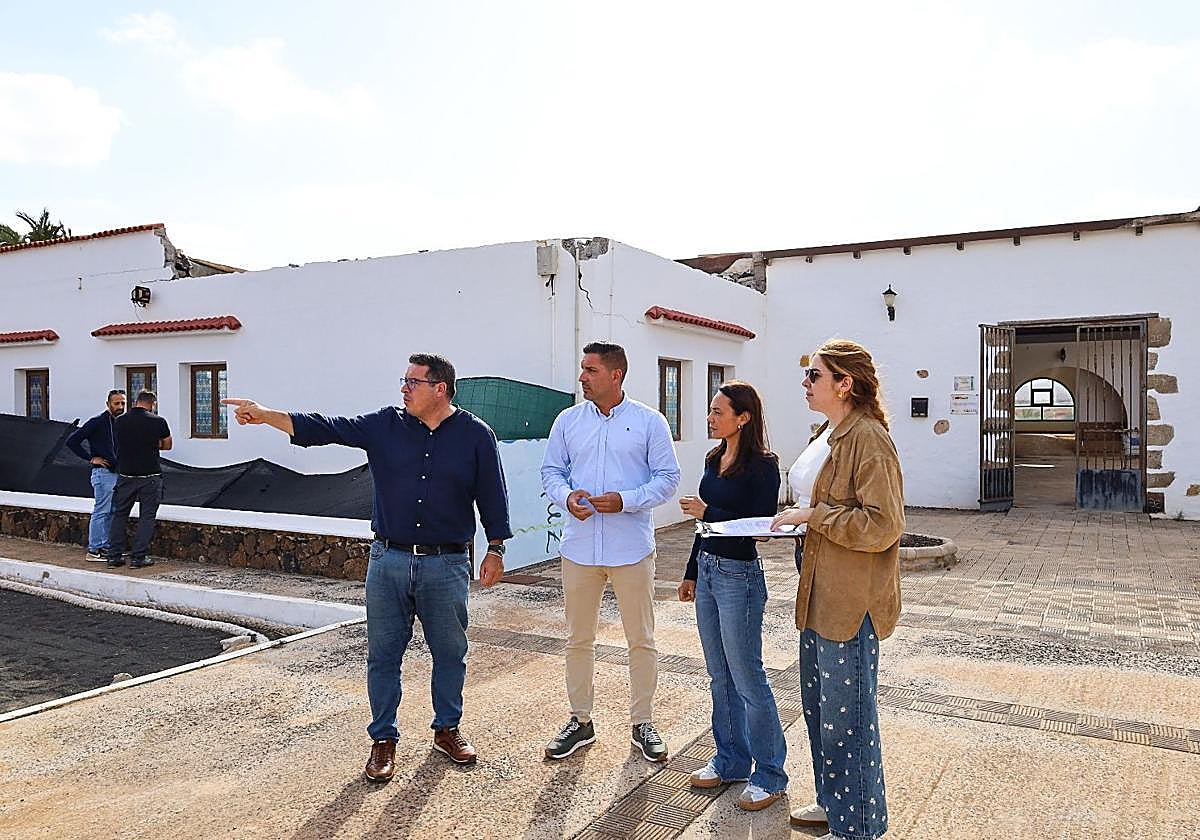 Supervisión en abril de los trabajos de derribo del antiguo edificio cultural de La Matilla.