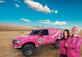 Rafa Lesmes y Tabatha Romon, junto con el Zorro Rosa, con el que van a competir en Marruecos.