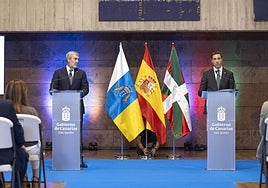 Fernando Clavijo e Imanol Pradales durante su encuentro de este jueves.