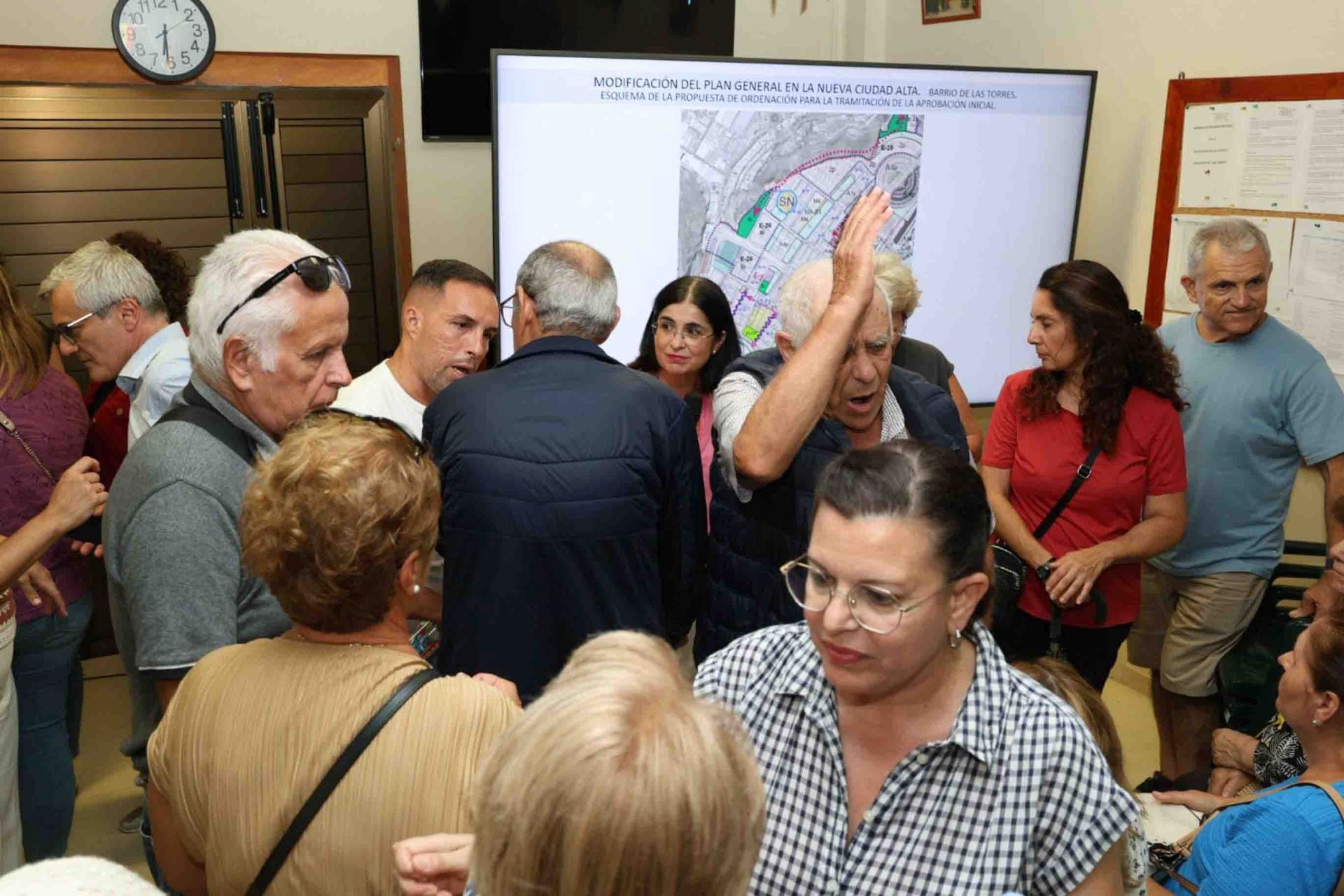 Los vecinos de Las Torres abandonan la reunión con Carolina Darias y se manifiestan en la plaza