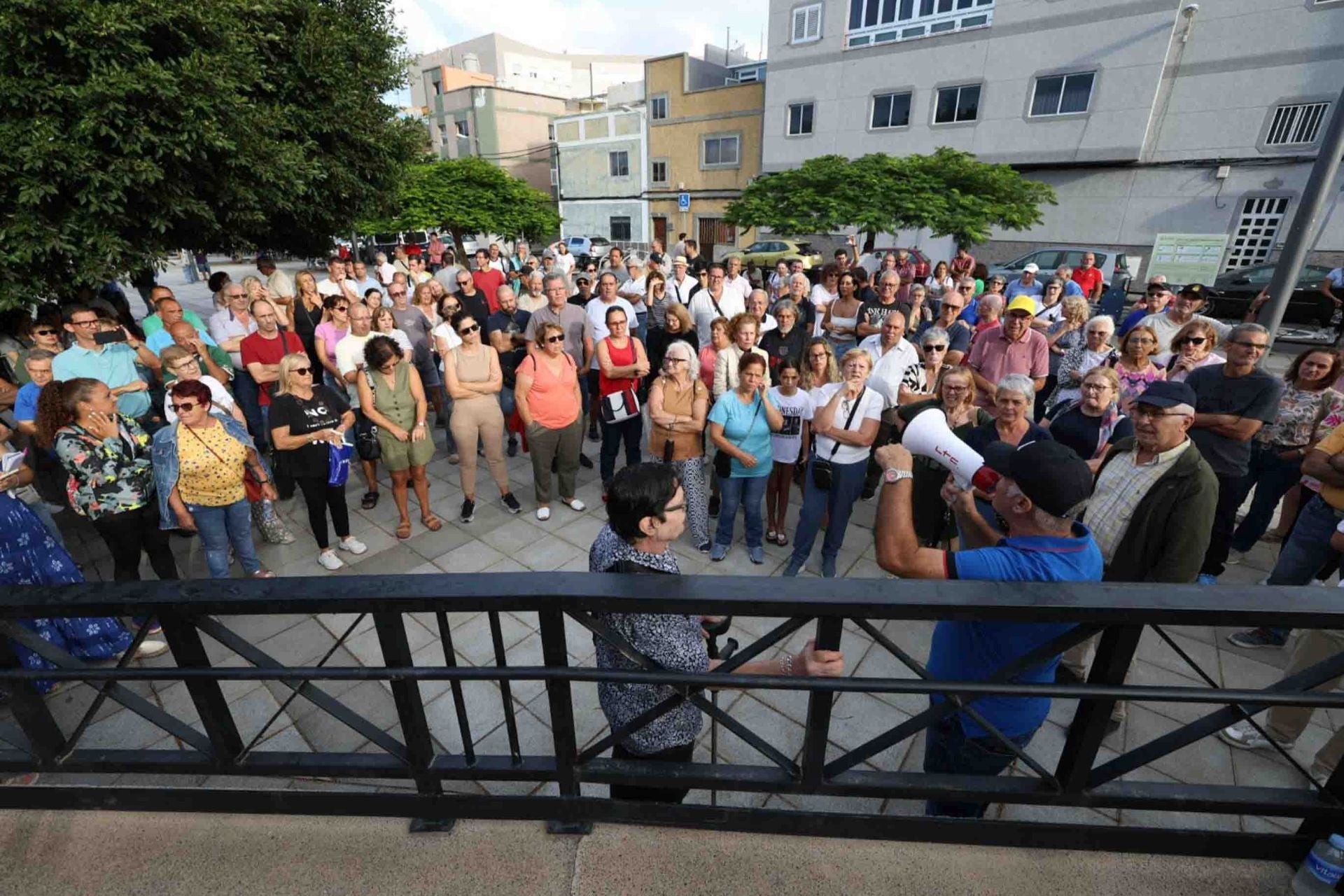 Los vecinos de Las Torres abandonan la reunión con Carolina Darias y se manifiestan en la plaza