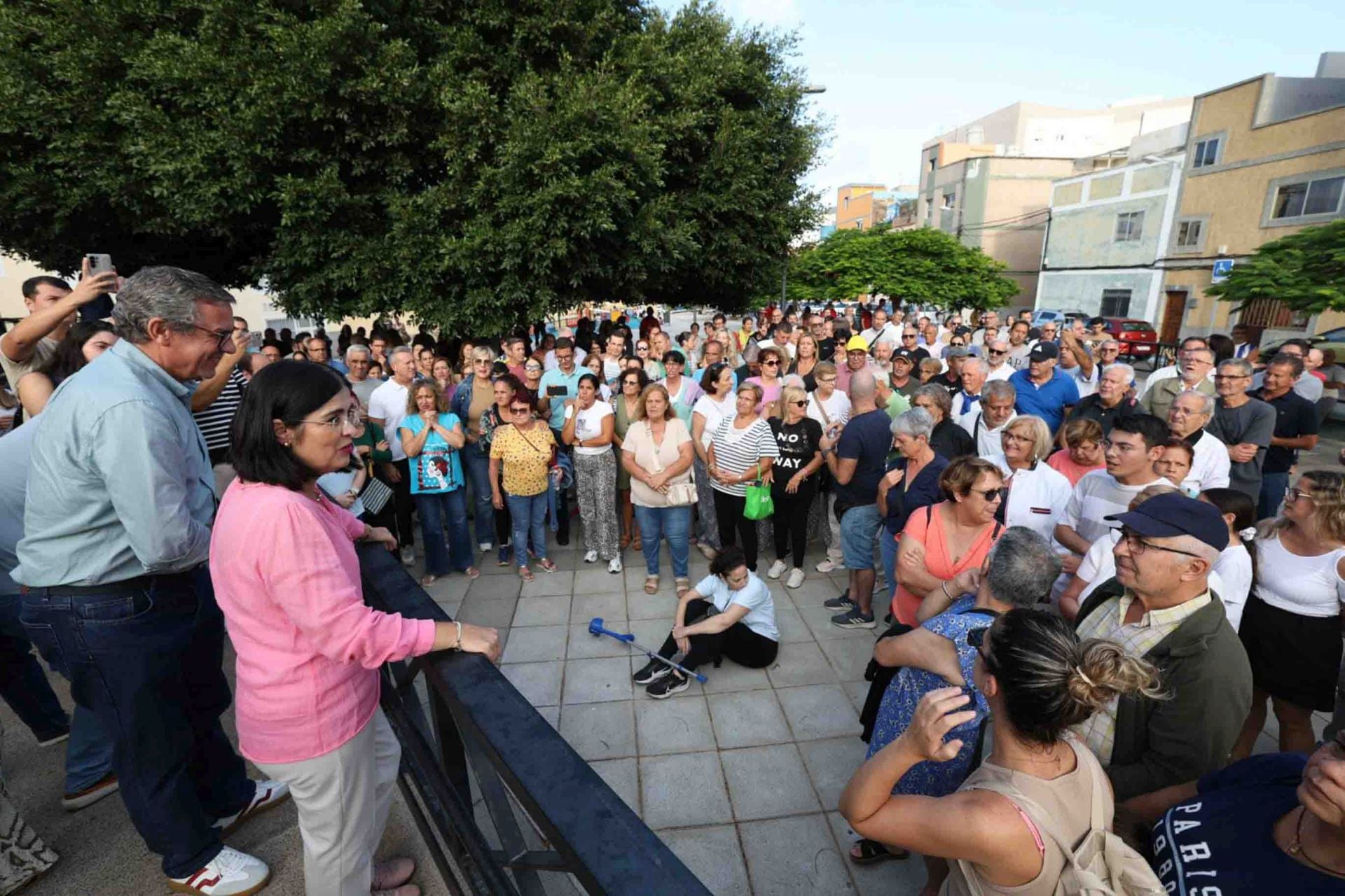 Los vecinos de Las Torres abandonan la reunión con Carolina Darias y se manifiestan en la plaza