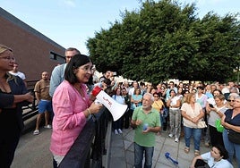 Los vecinos de Las Torres abandonan la reunión con Carolina Darias y se manifiestan en la plaza