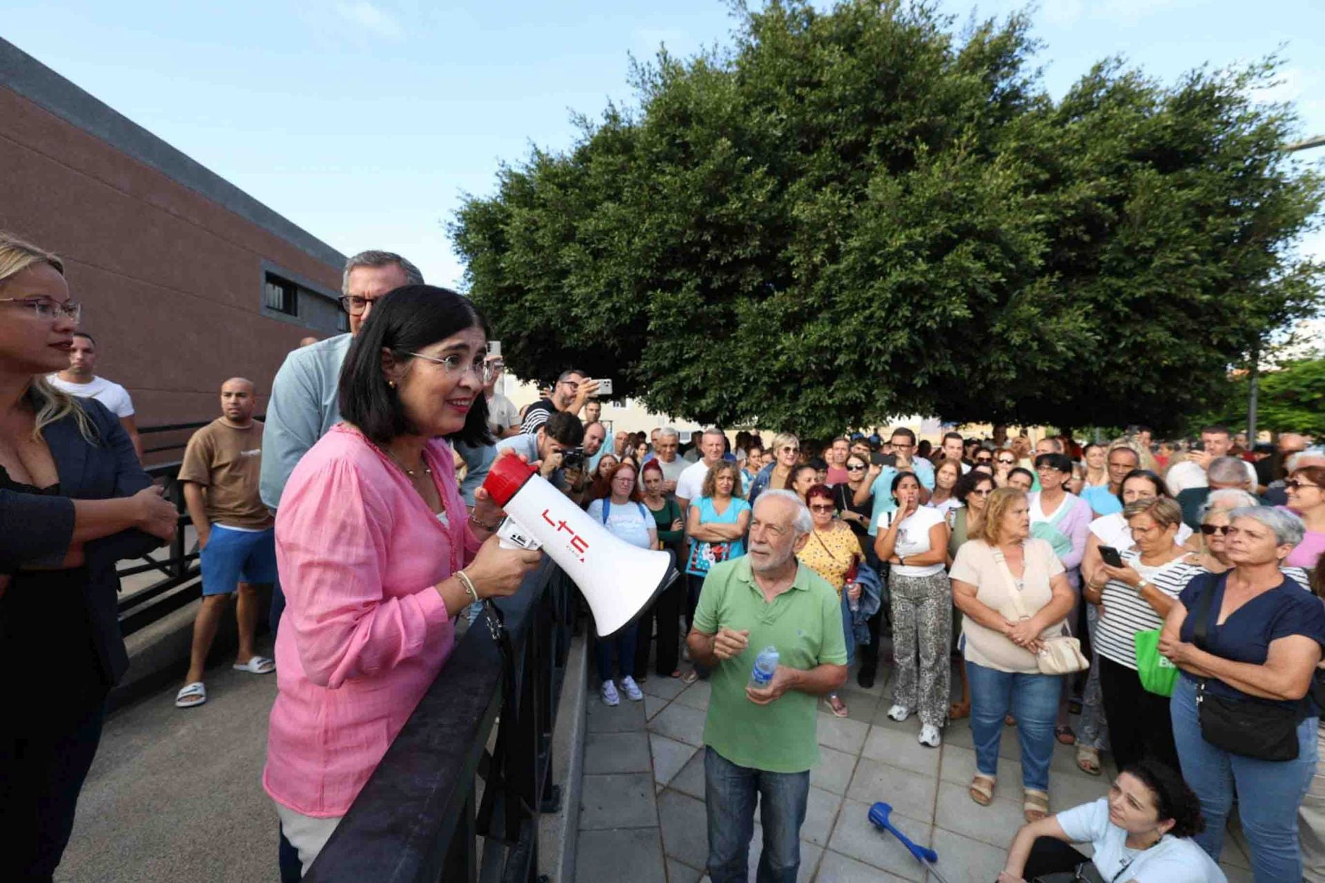 Los vecinos de Las Torres abandonan la reunión con Carolina Darias y se manifiestan en la plaza