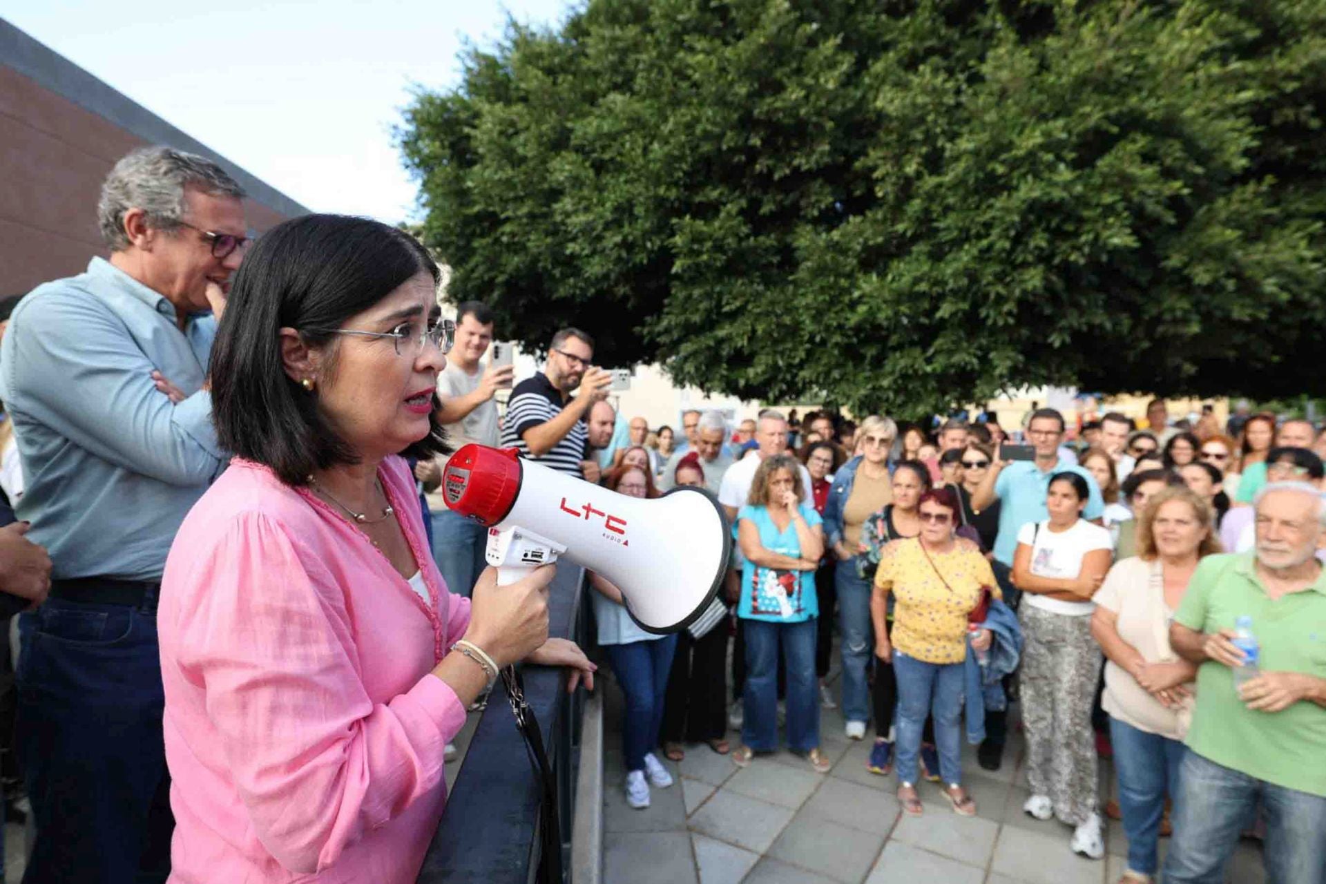 Los vecinos de Las Torres abandonan la reunión con Carolina Darias y se manifiestan en la plaza