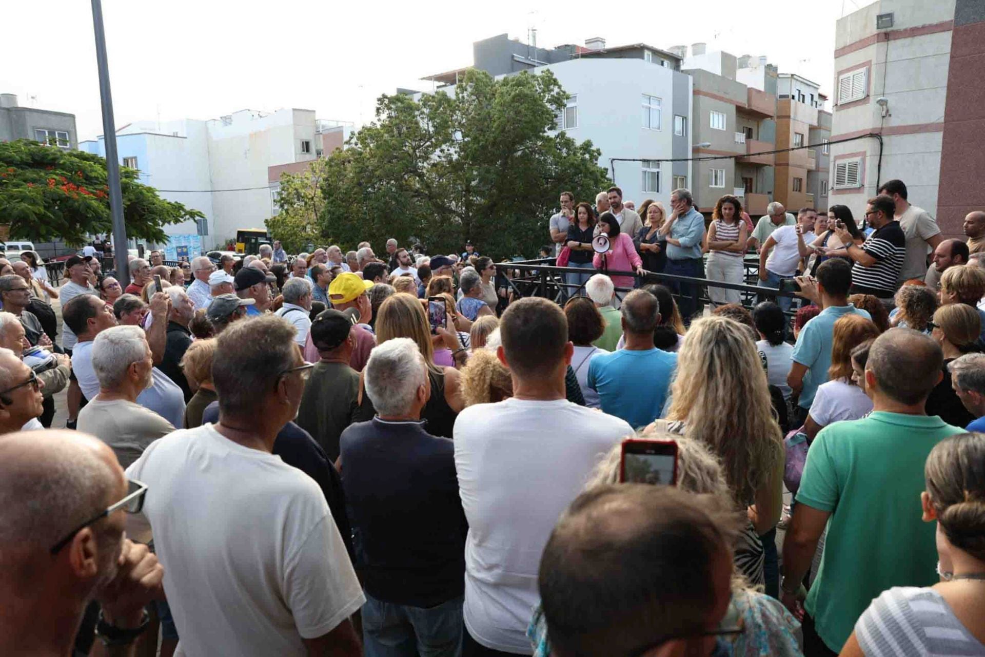 Los vecinos de Las Torres abandonan la reunión con Carolina Darias y se manifiestan en la plaza
