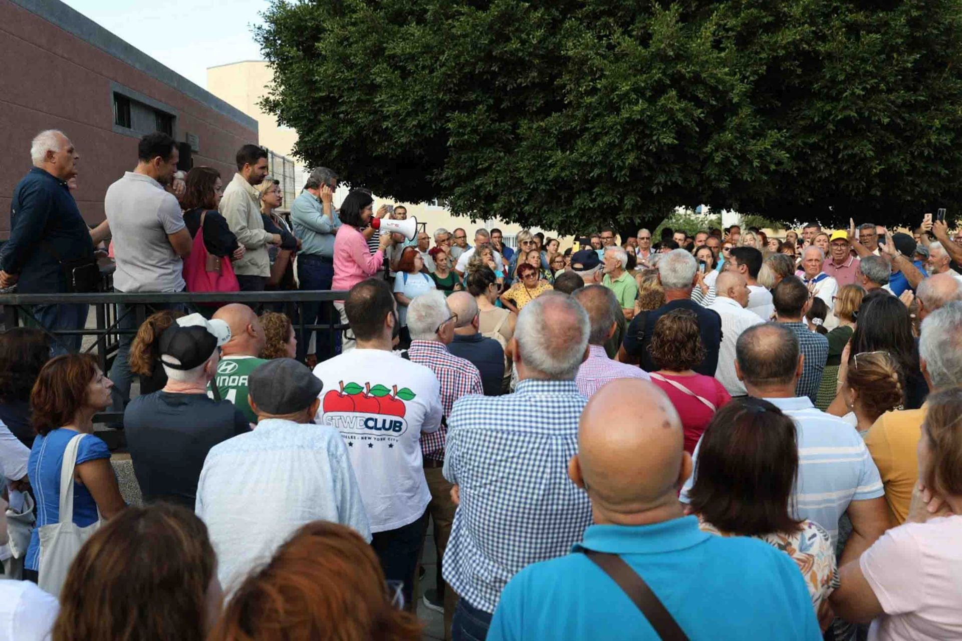 Los vecinos de Las Torres abandonan la reunión con Carolina Darias y se manifiestan en la plaza