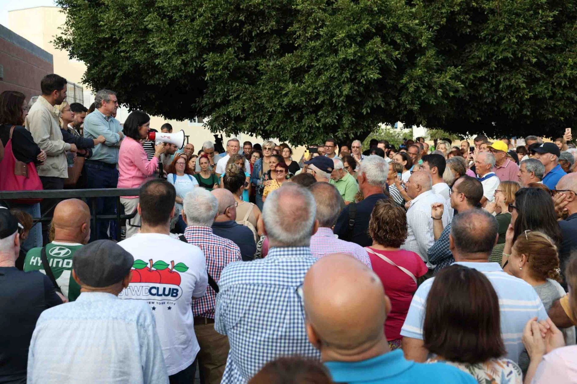 Los vecinos de Las Torres abandonan la reunión con Carolina Darias y se manifiestan en la plaza