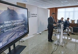 Oswaldo Betancort, en el salón de plenos, acompañado por José Valle y Héctor Fernández.