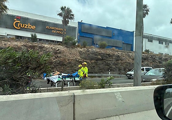 Imagen de una persona siendo trasladada en camilla.