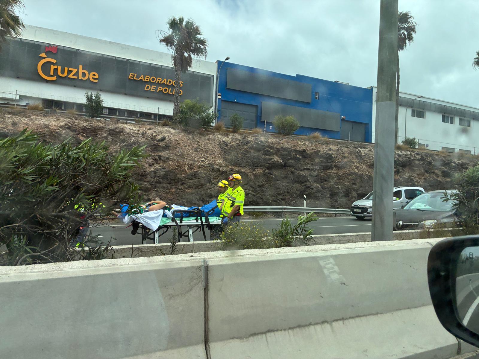 Imagen de una persona siendo trasladada en camilla.