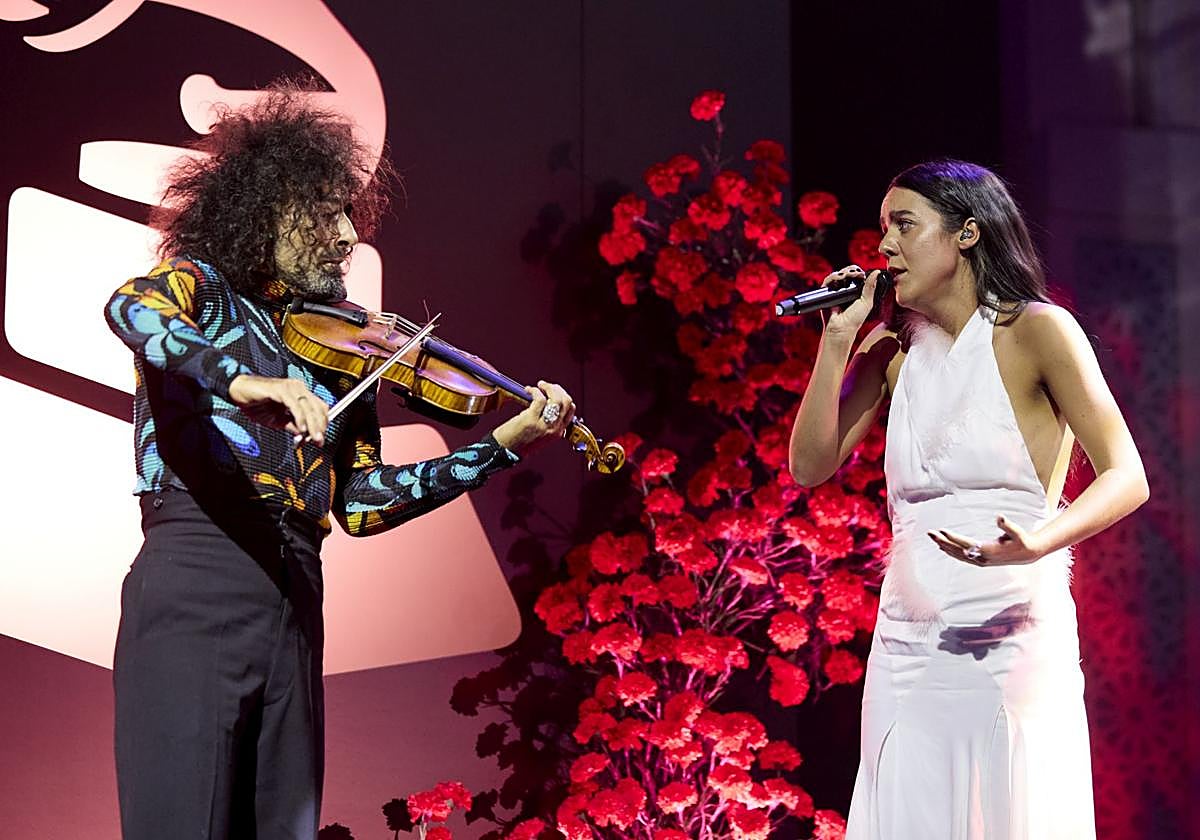 Ara Malikian y Valeria Castro, durante la actuación en Sevilla.