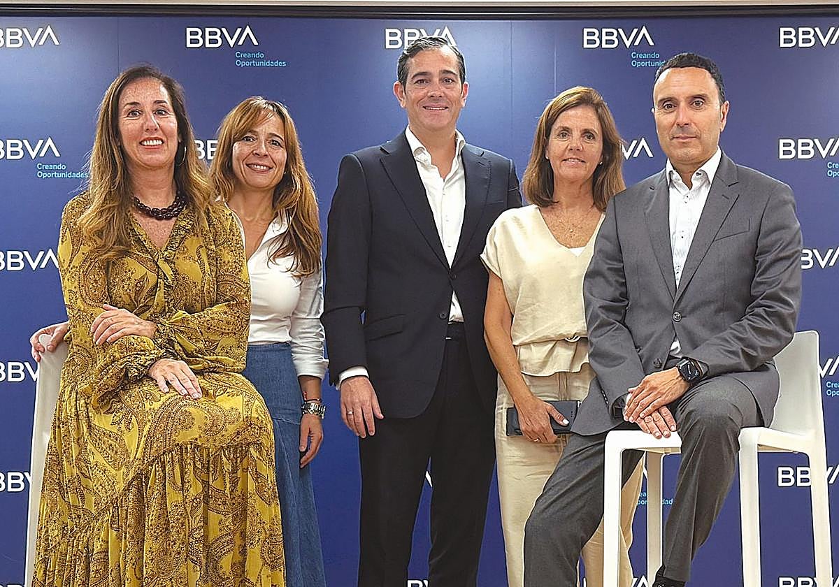 De izquierda a derecha: Marta Clemente, Ivana Expósito, Javier López, Ana Gutiérrez y Norberto Román.