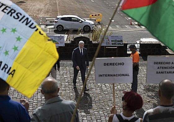 Fernando Clavijo en su llegada al Paraninfo Universitario recibido por un grupo de manifestantes.