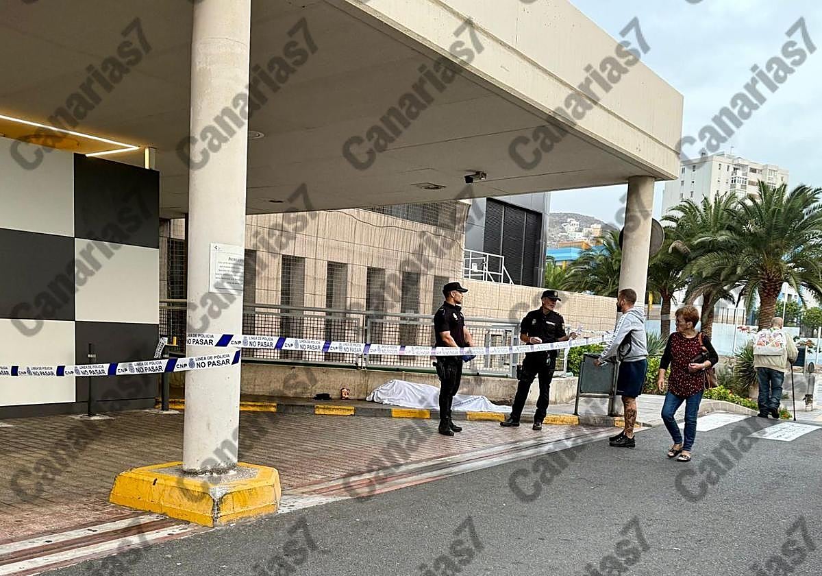 Imagen de la persona fallecida el pasado lunes a las puertas de las Urgencias del hospital Insular.