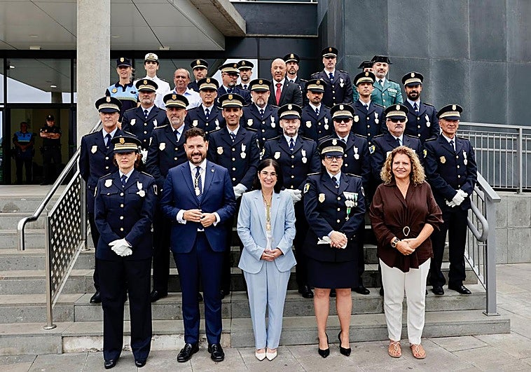 Policías reconocidos en este acto junto a Carolina Darias.