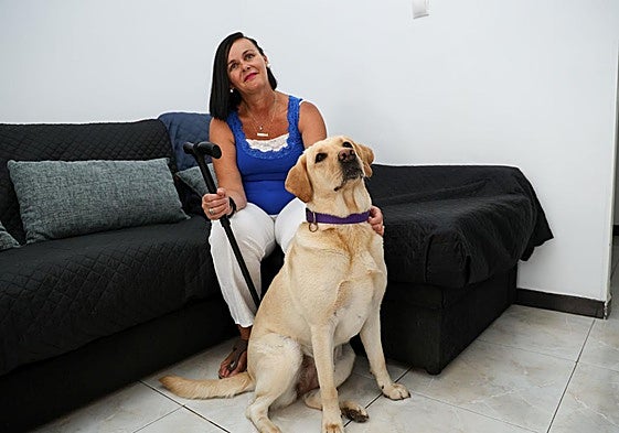 Sandra Suárez y Aika, su inseparable mascota, en su domicilio.