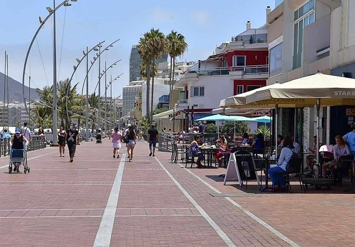 Usuarios pasean y toman algo en las terrazas de Las Canteras.