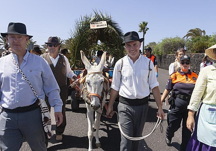 Participantes en la caminata, con un carro con tiro animal.