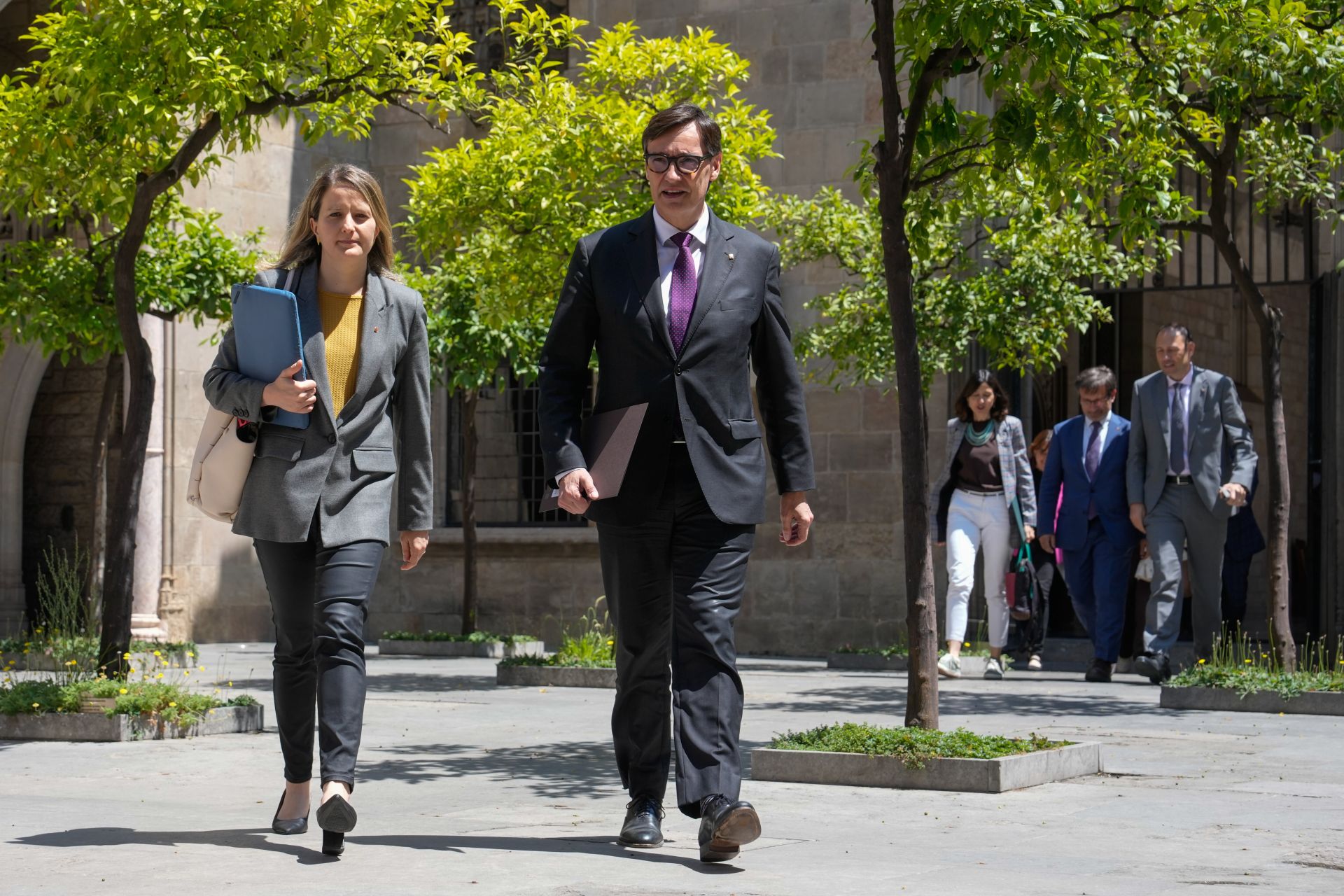 El presidente de la Generalitat, Salvador Illa, junto a la consellera de Asuntos Sociales e Inclusión, Mònica Martínez Bravo.