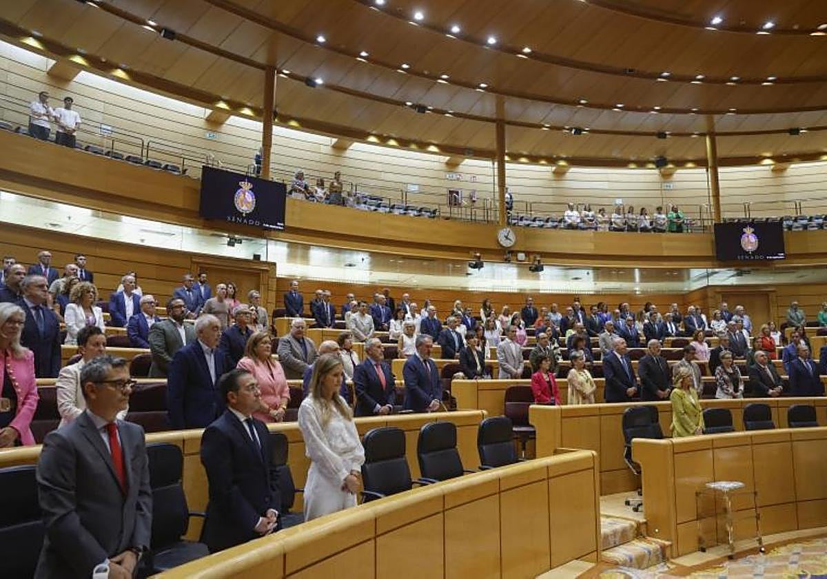 Minuto de silencio en recuerdo de las últimas víctimas de la violencia machista el pasado martes durante el Pleno del Senado.