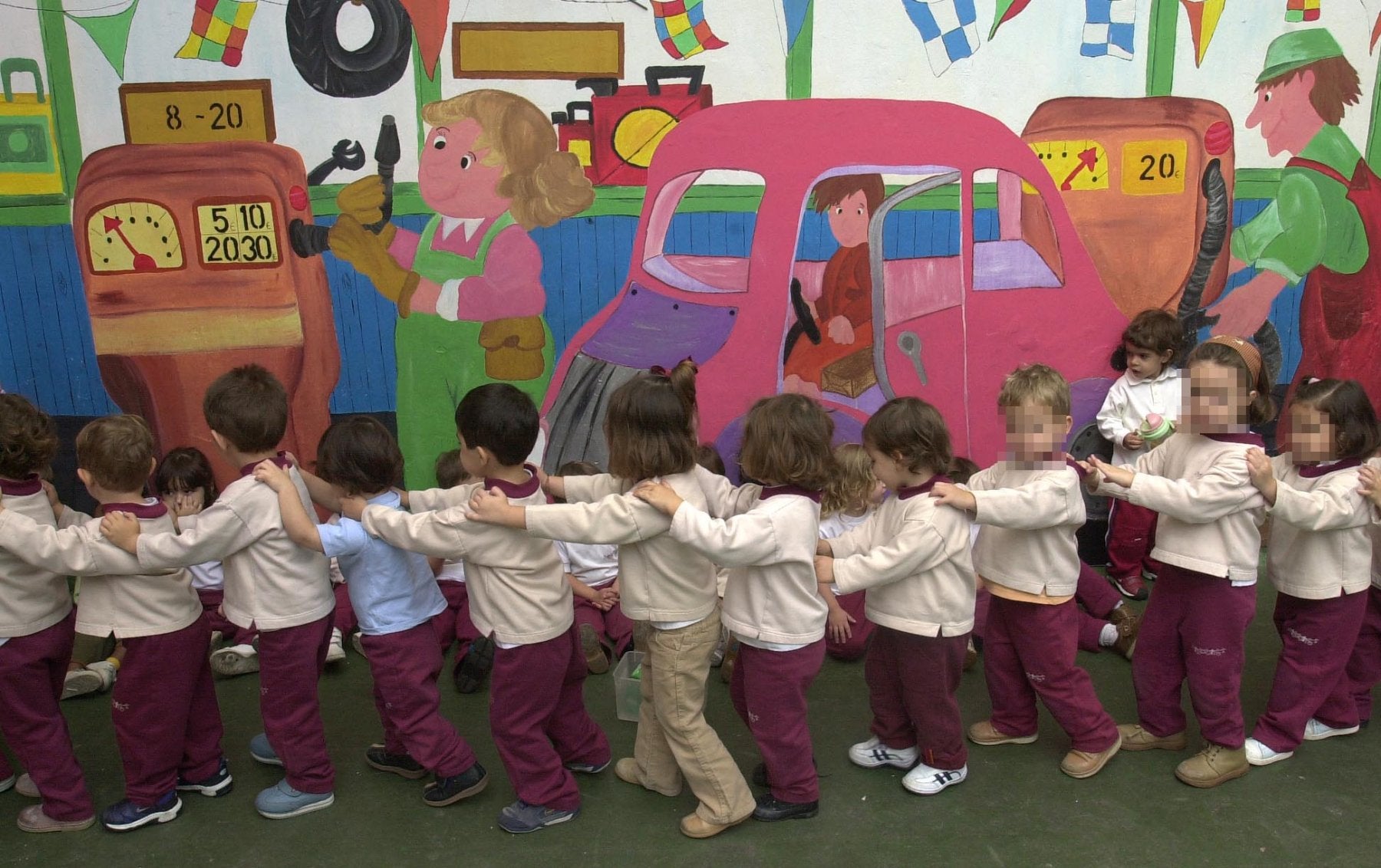Imagen de archivo de niños y niñas en una escuela infantil.
