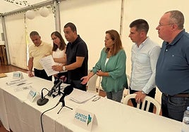 Pedro Rodríguez, con documentación en la mano, rodeado de otros concejales de Juntos por Guía.