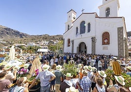 Emotivo momento en que se juntaron las 14 imágenes frente a la fachada de la iglesia de la Virgen del Socorro.