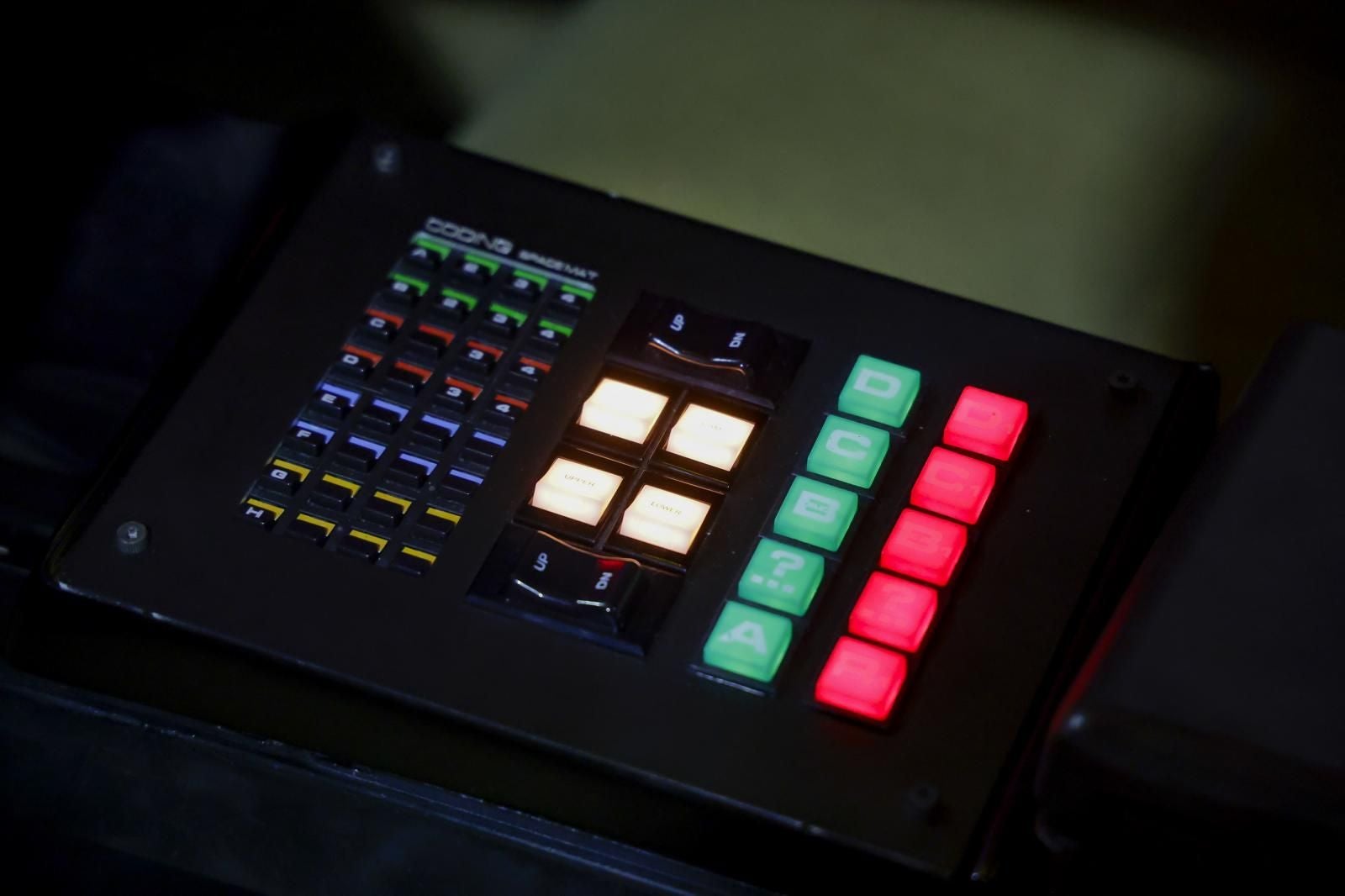 Imagen secundaria 1 - Detalles del interior de 'El coche fantástico' de Pedro Suárez.