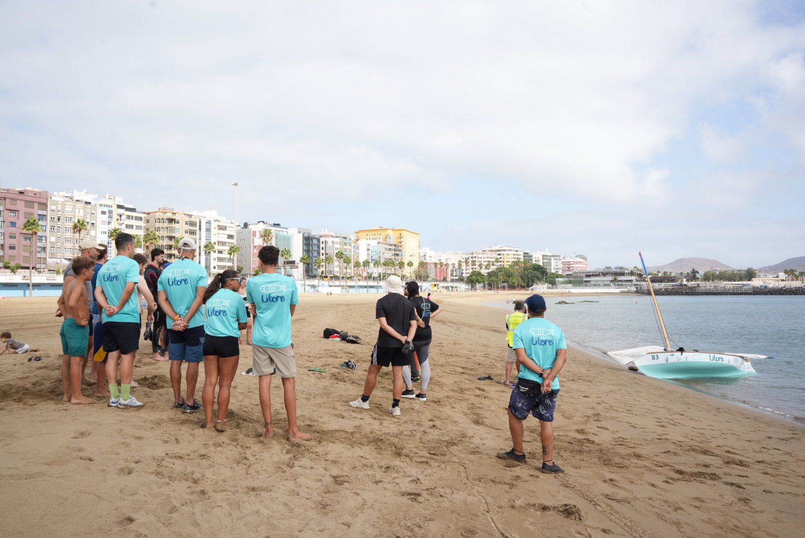 Limpieza de los fondos de la playa de las Alcaravaneras