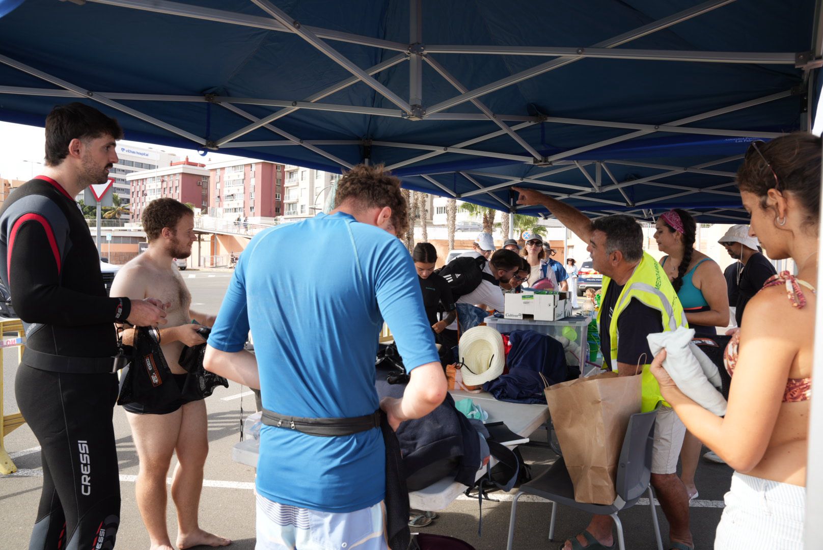 Limpieza de los fondos de la playa de las Alcaravaneras