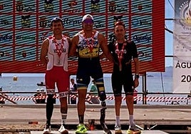 LIonel Morales (centro) en la prueba de Águilas (Murcia).