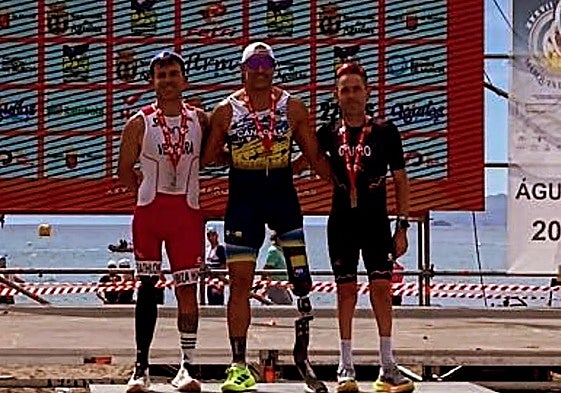 LIonel Morales (centro) en la prueba de Águilas (Murcia).