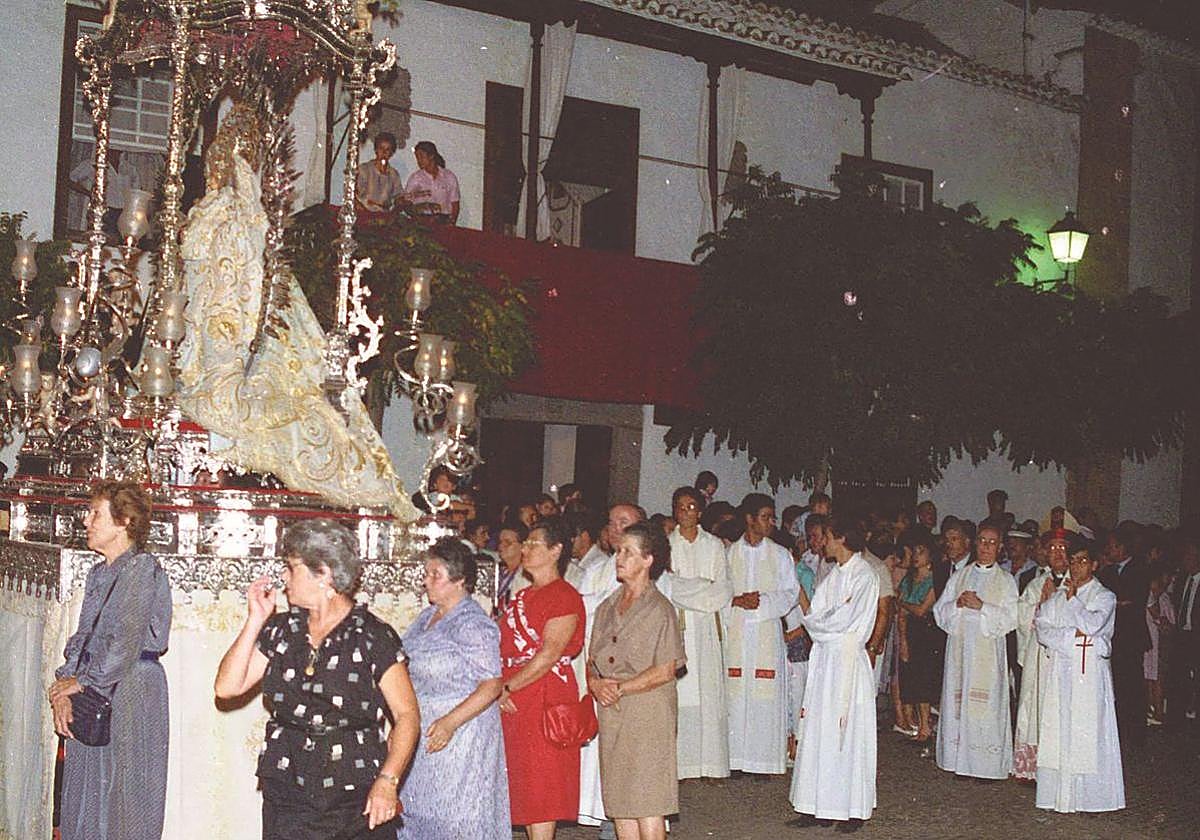 Procesión nocturna del Día de las Marías.