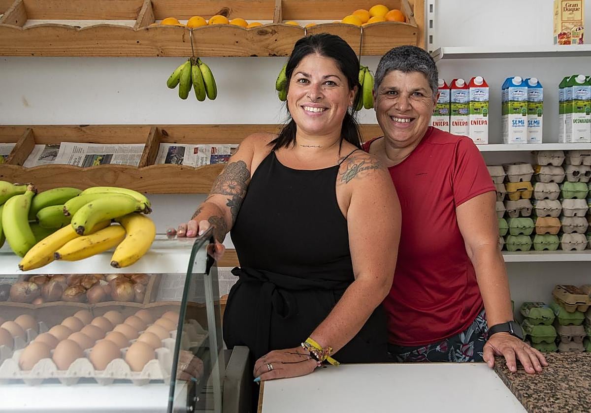 Laura Morchón y Mary Pérez en Alimentación Caracas, el negocio de la calle Arco que regentan.
