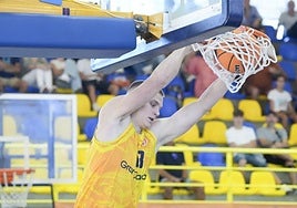 Fynn Schott se cuelga del aro en un encuentro del Gran Canaria de Segunda FEB el pasado ejercicio.