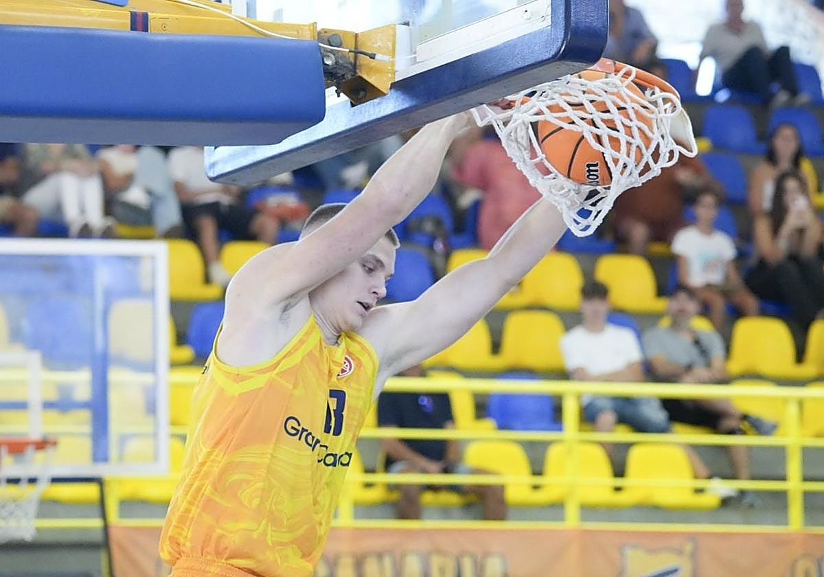 Fynn Schott se cuelga del aro en un encuentro del Gran Canaria de Segunda FEB el pasado ejercicio.