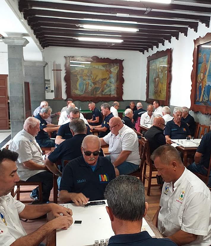 Imagen secundaria 2 - Imágenes de varios torneos y certámenes de dominó en las islas.