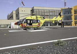 Helicóptero medicalizado, preparado para una evacuación en el Hospital General de Fuerteventura.