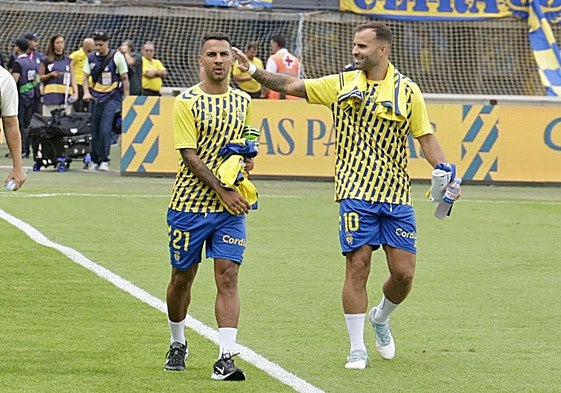 Viera y Jesé se dirigen al banquillo poco antes del inicio de un partido.