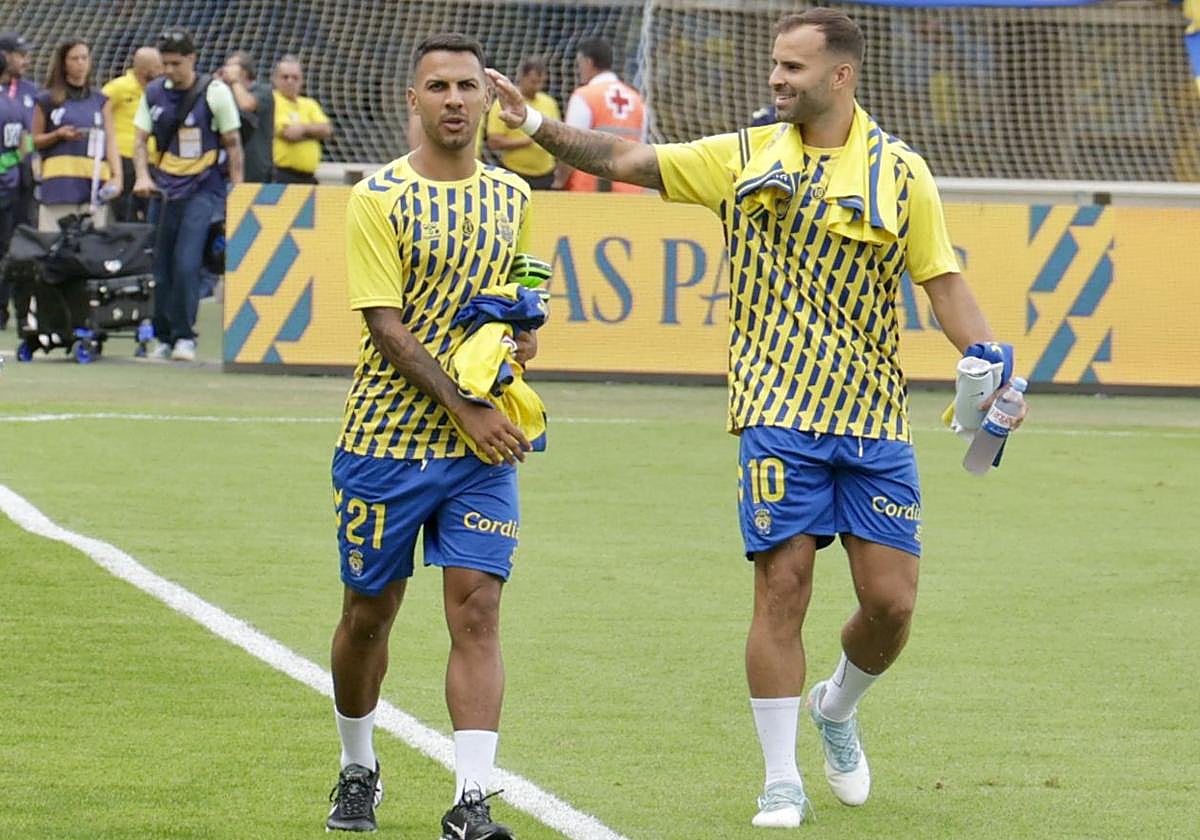 Viera y Jesé se dirigen al banquillo poco antes del inicio de un partido.