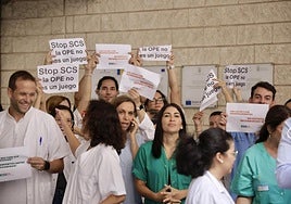 Momento de la protesta del personal médico a las puertas del hospital Doctor Negrín el viernes pasado.