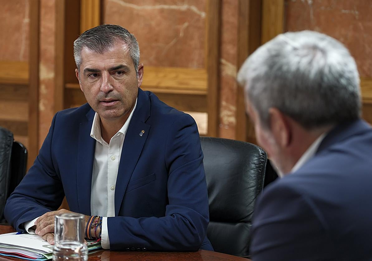El vicepresidente de Canarias, Manuel Domínguez (i), conversa con el presidente, Fernando Clavijo (d).