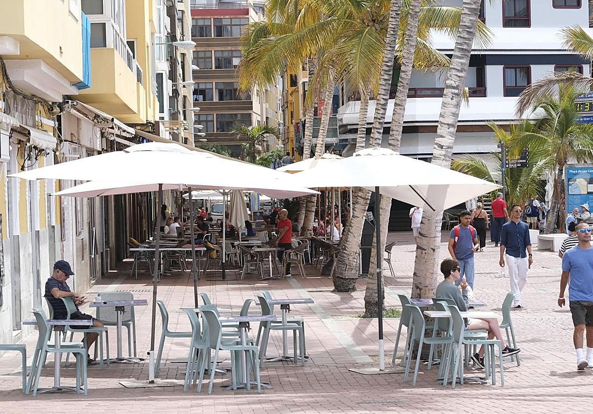 Terrazas en el Paseo de Las Canteras.