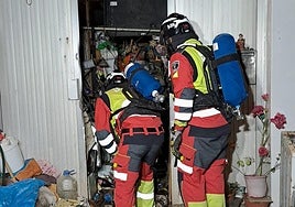 Imágenes de la entrada al garaje donde el fallecido se encontraba sepultado por basura.