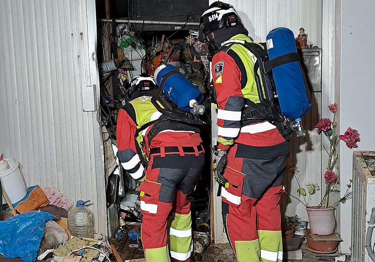 Imágenes de la entrada al garaje donde el fallecido se encontraba sepultado por basura.